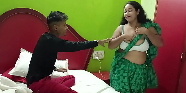 Enjoy Free Streaming Hot Kamwali Bhabhi Fucking With Young Boy! With Clear Hindi Audio 18:44 xxx Sex Video & Movies